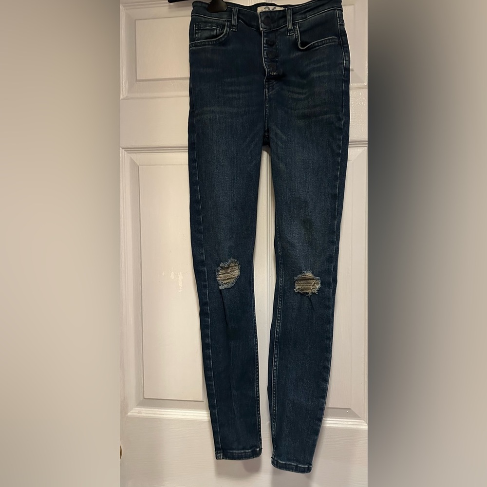 We The Free Jeans Blue Denim Ripped Knees Size 26 waist